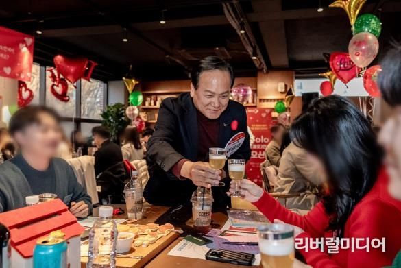미혼남녀 만남 ‘SOLO(쏠로)만 오산!’ 제 3회 행사에서 오산시장이 참여자들과 함께하고 있다.