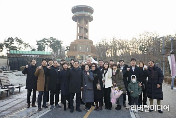 2일 오전 광교호수공원에서 김동연 도지사와 2024년 분야별 의인 등 20여명과 함께 2025년 새해 다짐 해돋이 행사를 하고 있다.
