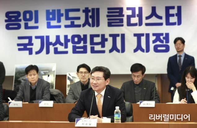 2024년 12월 26일 삼성전자 기흥캠퍼스에서 열린 '용인 첨단시스템반도체 국가산업단지 승인 기념행사'에서 이상일 용인특례시장이 의견을 이야기하고 있다.