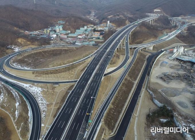 안성~구리 고속도로.