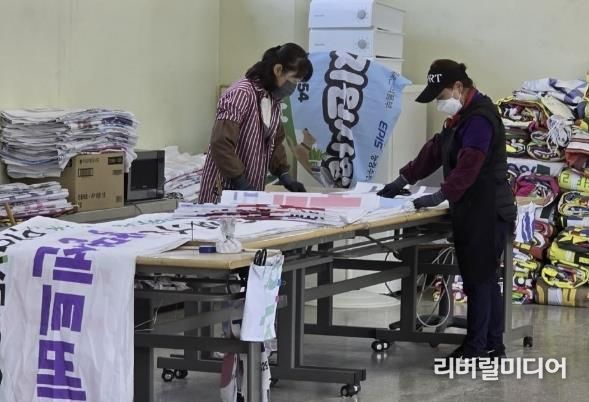 지난해 시행된 상반기 공공일자리 사업으로 폐현수막 재활용 작업이 진행 중이다.