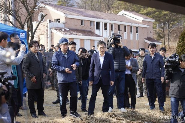 13일 오후 김동연 경기도지사가 포천 노곡리 오폭사고 현장 수습상황 점검을 하고 있다.