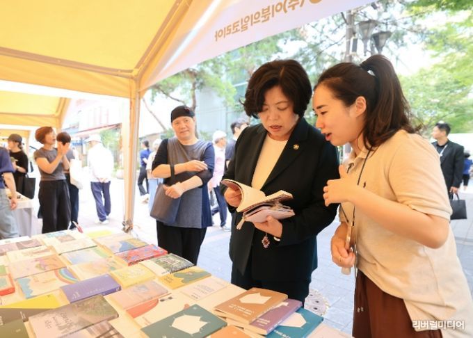 2024년 9월 열린 과천시 사회적경제 나눔장터 템템마켓 모습(신계용 시장이 행사장을 방문한 모습)