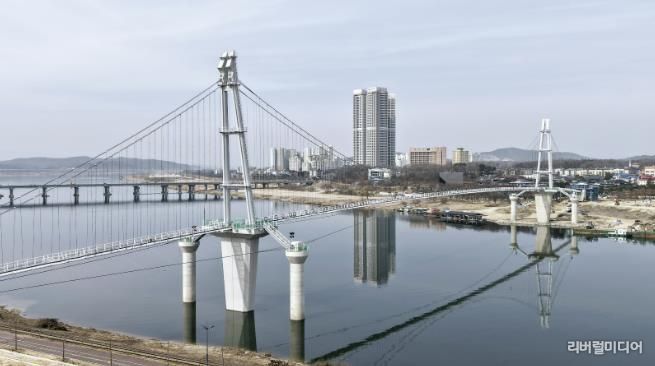 여주 남한강 출렁다리 준공…5월 정식 개통