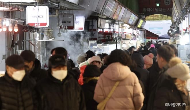 지난 설명절 광명시장이 손님들로 북적이고 있다.