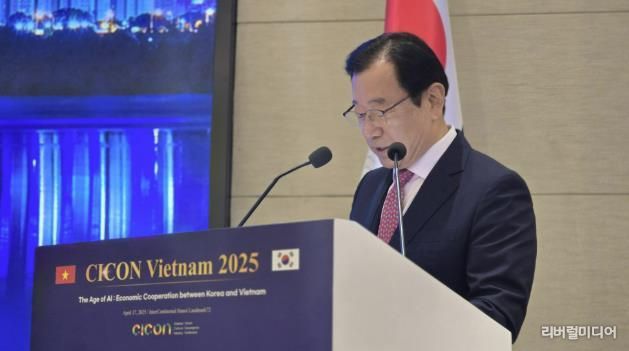 17일 이현재 하남시장이 ‘CICON Vietnam 2025’ 오전 세션에 참석해 ‘스마트 그린 시티 하남’을 주제로 발표하고 있는 모습.