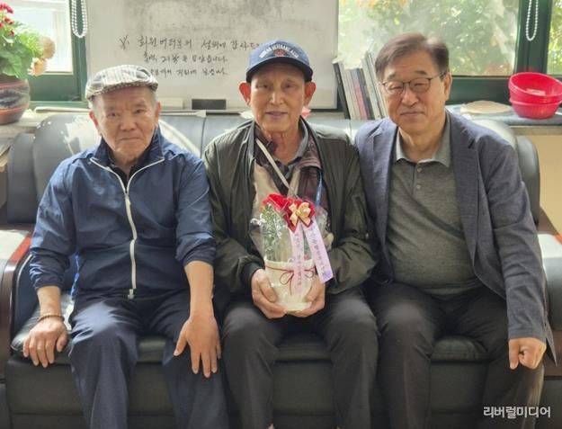 수원시 팔달구 매산동, 어버이날 맞아 경로당 어르신께 카네이션 화분 전달