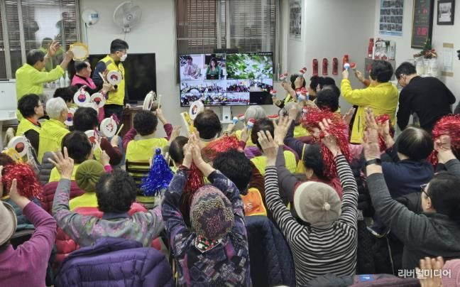 지난 1월 광명역세권휴먼시아1단지아파트 경로당 어르신들이 스마트 경로당 개소식 식전 행사로 열린 노래경연대회에 원격으로 참여하고 있는 모습.
