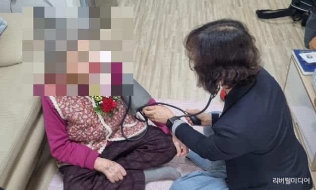 안산시 상록수보건소, 어버이날 맞아 독거 어르신에 카네이션 전달