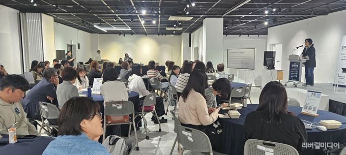 아름다운재단 김진아 총장이 1부 기조강연을 하고 있다.