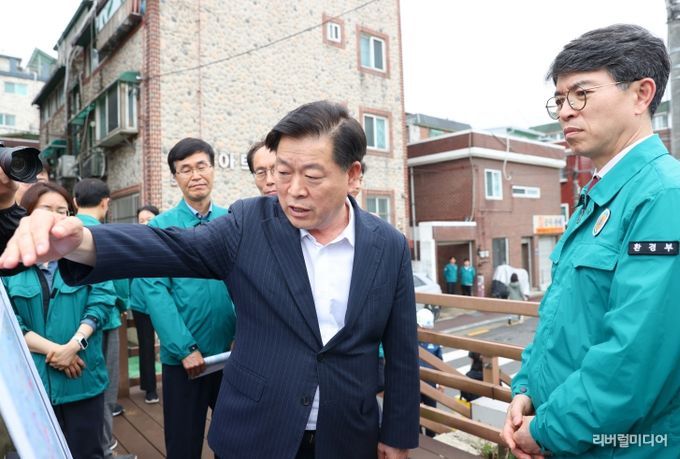 박승원 광명시장(사진 왼쪽)이 16일 오후 목감천을 찾은 김완섭 환경부 장관(사진 오른쪽)에게 광명시 목감천 홍수 대응 체계를 설명하고 있다.