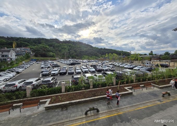 주차면 증설한 화성행궁 주차장.