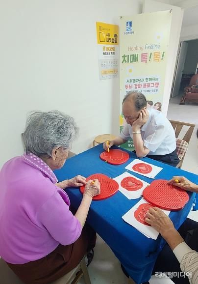 서화경로당 어르신들을 대상으로 두뇌강화 프로그램을 진행하고 있다.
