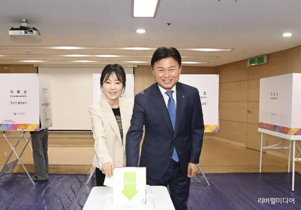 조용익 시장과 부인 박희성 여사가 사전투표소(부천시 원미구 심곡2동 행정복지센터)에서 제21대 대통령선거 사전투표에 참여했다.