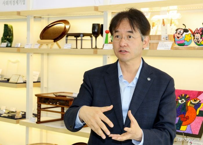 ‘2025 고양시 공예품 전시회’를 찾은 이동환 고양특례시장
