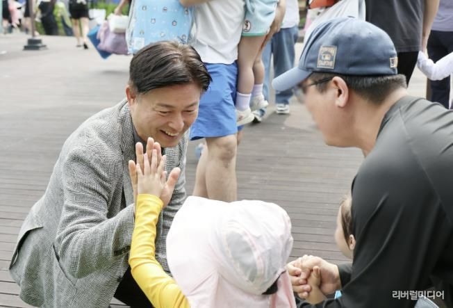 조용익 부천시장이 지난 7일 중앙공원 물놀이장 개장식에서 어린이들과 하이파이브를 하고 있다.