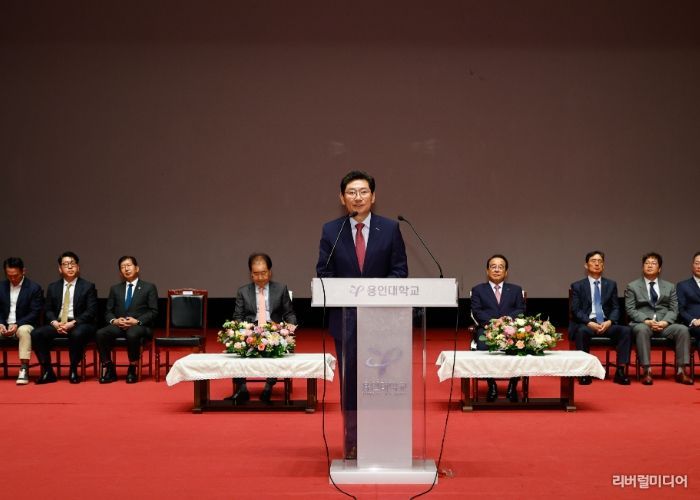 12일 용인대 무도대학 단호홀에서 열린 용인대 개교 72주년 기념식에 참석한 이상일 시장이 축사를 하고 있다