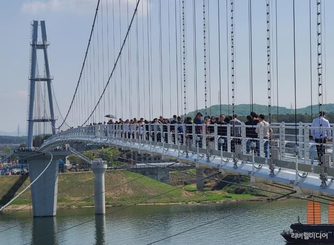 여주 남한강 출렁다리 방문객 100만 명 돌파
