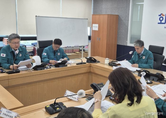 자살예방 관련 부서, 기관이 12일 안전대책회의에서 자살예방 위한 종합대책에 대해 논의하고 있다.