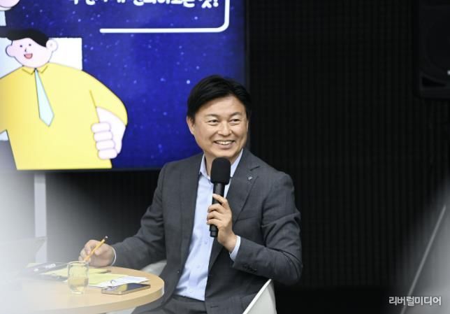 조용익 부천시장이 지난 6월 13일 유한대학교에서 열린 영톡스클럽에서 청년들과 대화를 나누고 있다.