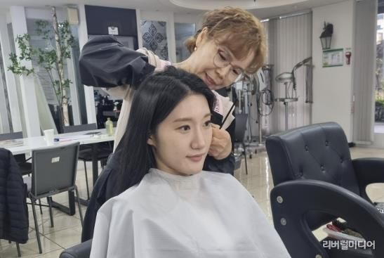 한 청년이 헤어․메이크업 드림 사업을 통해 면접 준비를 위한 헤어 서비스를 받고 있다.