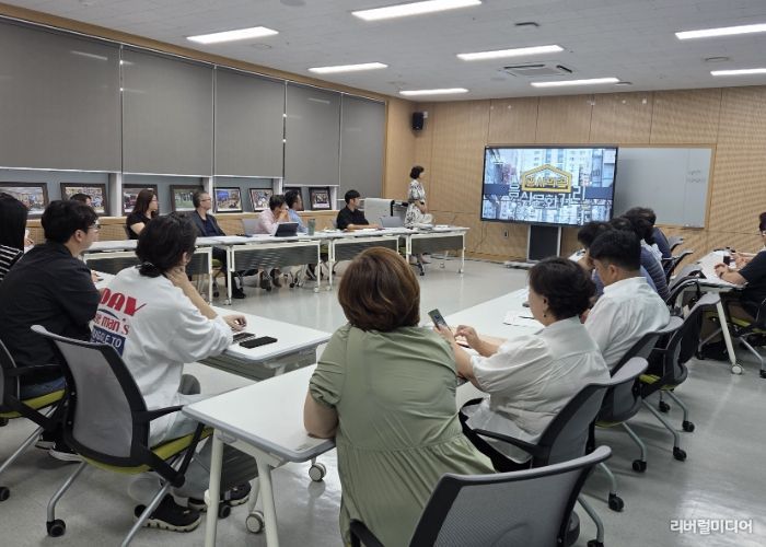 지난 19일 자영업지원센터에서 '지역공동체 자산화 찾아가는 정책설명회'를 열고 지식산업센터 입주기업 대표와 관계자 등을 대상으로 사업 취지와 참여 방법을 안내하고 있다.