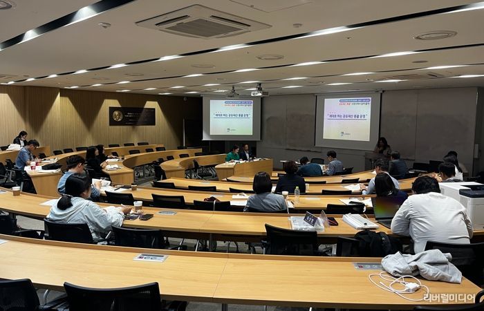 수원시 관계자가 공유재산 운영 우수사례를 소개하고 있다.