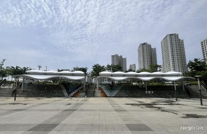 미사호수공원(망월천) 계단광장에 설치된 예술형 그늘막 ‘조형쉐이드’ 모습