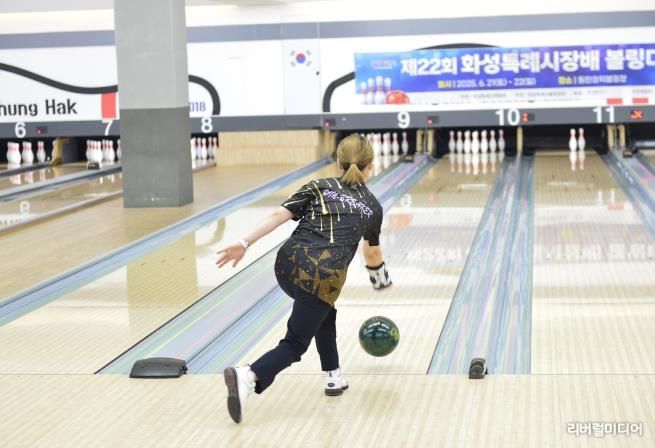 21일, 동탄청학볼링장에서 열린 '제22회 화성특례시장배 볼링대회'에서 참가 선수가 볼을 투구하고 있다