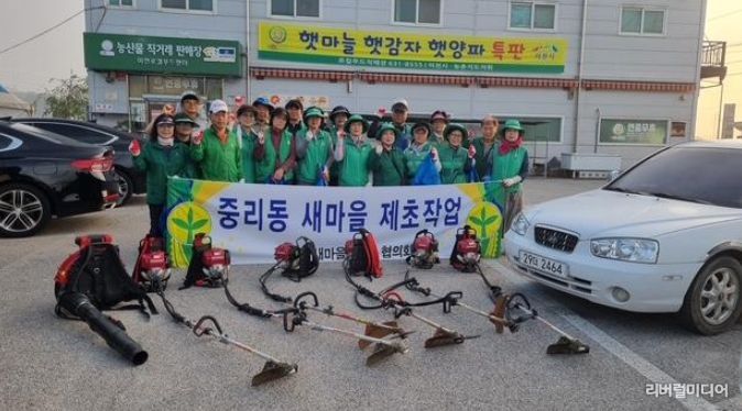 새마을중리동남녀협의회, 도로변 제초 작업 전개…장마 전 환경정화 활동