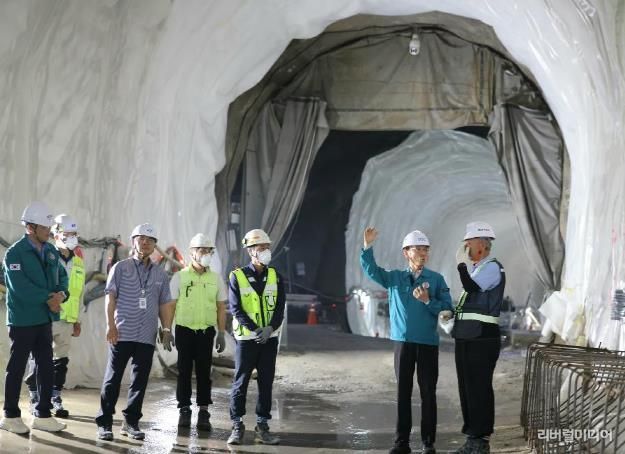 5월 27일 김성중 행정1부지사가 도봉산~옥정 광역철도(1공구)를 점검하고 있다