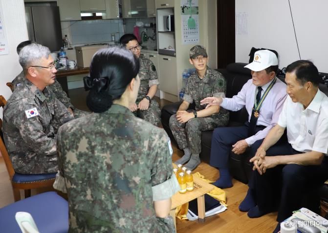 육군 제2신속대응사단, 2사단 출신 귀환 국군 포로 및 양평지역 6·25 전쟁 참전용사분들께 희망 박스 전달