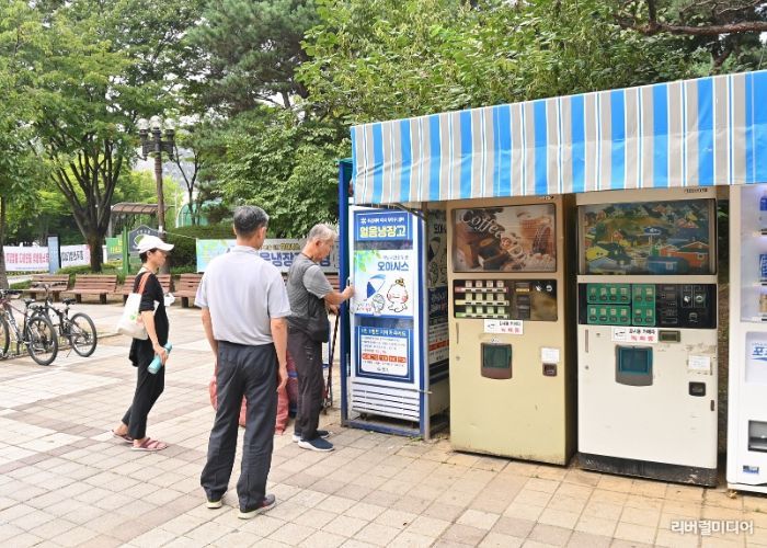 지난해 여름, 하남시청 앞 근린공원에 설치된 얼음냉장고에서 시민이 생수를 꺼내고 있는 모습. 하남시는 올해도 주요 산책로 6곳에 얼음냉장고를 설치해 폭염 대응에 나선다.