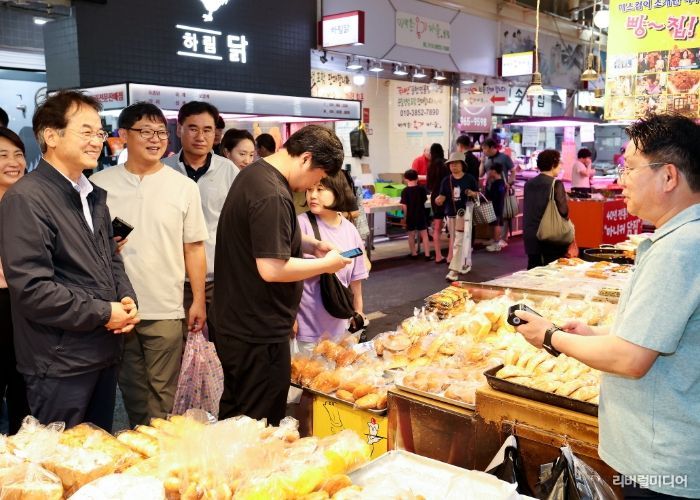 이동환 고양특례시장과 직원들이 원당시장 상인들과 인사를 나누고 있다.