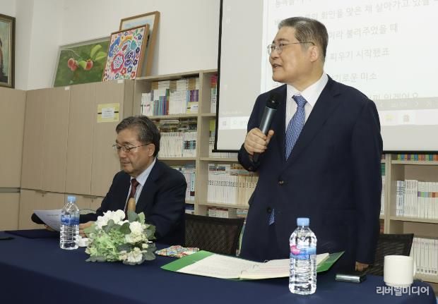 강연을 마친 소강석 시인(오른쪽)이 김종회 촌장과 대담