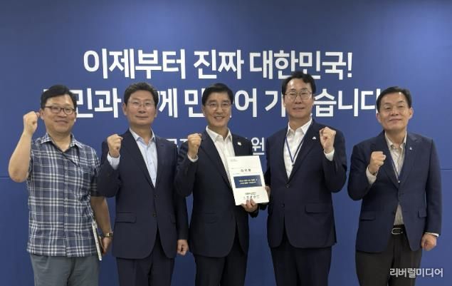 이상일 용인특례시장(왼쪽 두번째)은 9일 국정기획위원회를 방문해 '특례시 지원에 관한 특별법' 제정 촉구 건의문을 전달했다