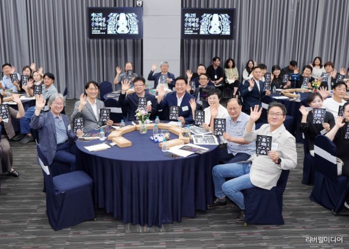 김현수 수원시 제1부시장(가운데)과 제4기 수원화성문화제 추진위원회 위원들이 함께하고 있다.