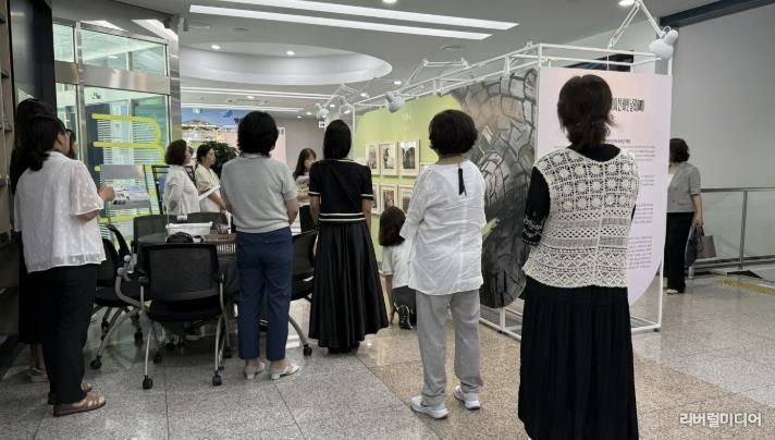 시흥시, 시민 도슨트와 함께하는 기후·환경·생태 그림책 전시 '깃털과 이끼' 8월 6일까지 운영