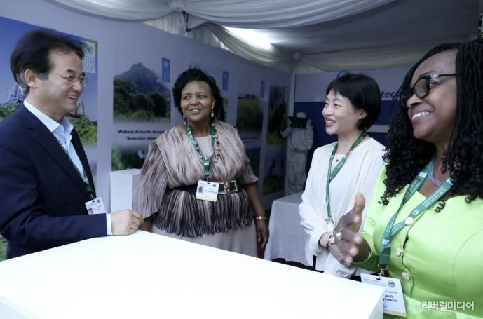 유엔개발계획(UNDP) 참가부스를 방문해 습지보전에 대한 국제적 연대를 강조한 이동환 고양특례시장(왼쪽부터 이동환 고양특례시장, 울라우우나셰(Wulawunashe), 이 류(Yi Liu), 마리-로르 음펙 니에(Marie-Laure Mpeck Nyemeck))