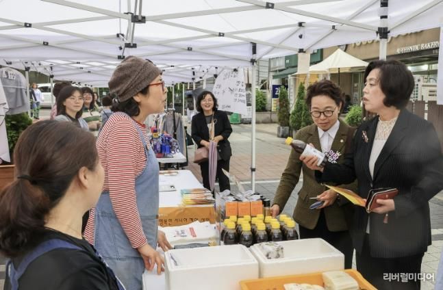 2025년 5월 과천에서 지역 상권 활성화를 위해 열린 동행축제에서 신계용 과천시장이 상인과 이야기 나누고 있다.