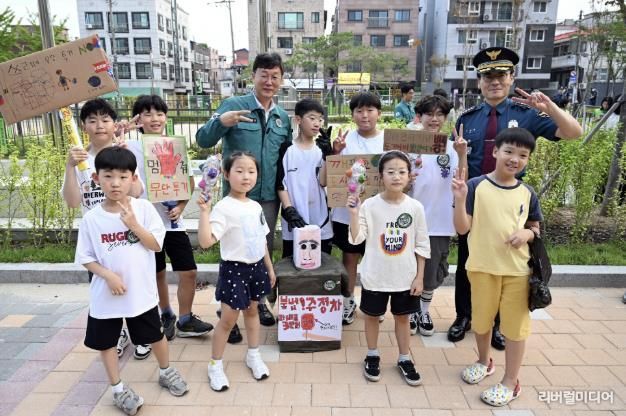 이민근 안산시장(뒷줄 왼쪽 세번째)이 도깨비 원정대 학생들과 캠페인을 진행하며 기념촬영을 하고 있다.