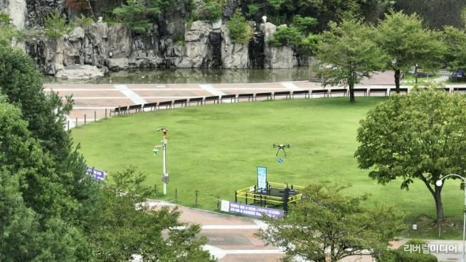 드론이 병목안 시민공원에 물품을 배송하고 있다.