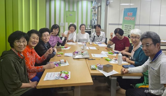 '노인건강증진센터 2025년 제3기 프로그램' 참가자들이 기념사진을 촬영하고있다.