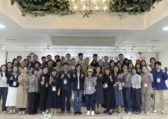 이선희 문화체육관광국장(맨 앞줄 왼쪽 여덟번째)이 안산시 지역문화 네트워크 활성화 워크숍 참석자들과 함께 기념촬영을 하고 있다.