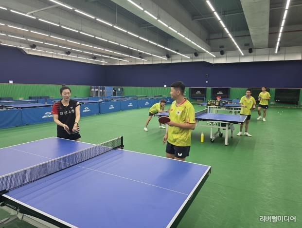 안산시 직장운동경기부 탁구부 선수들이 장애인 탁구 국가대표 선수단을 대상으로 자세교정 등 원포인트 레슨을 하고 있다.