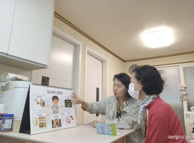 방문간호사가 개별 가정에 직접 방문하여 건강상담 및 개인별 보건교육을 하고 있다