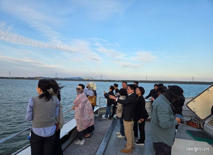 김포시가 한국전쟁 이후 70년만에 김포여객터미널에서 대명항까지 김포 바다의 물길을 열고 김포 바다의 새로운 시대를 선언했다.