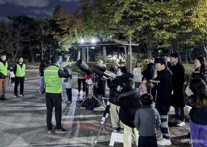 수원시 장안구 정자1동 주민자치회, '달보기 별보기' 행사 개최