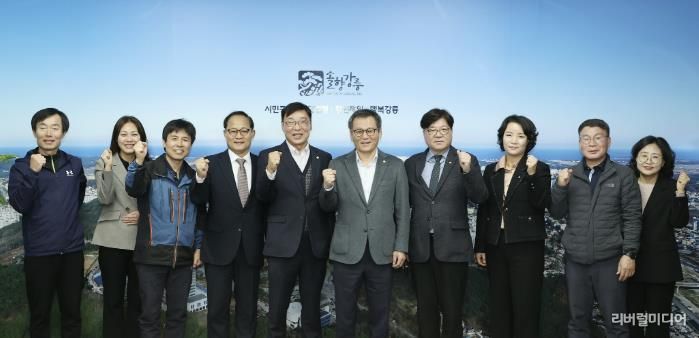 김병전 부천시의회 의장(왼쪽 다섯 번째), 오동택 부천시 행정안전국장(왼쪽 네 번째), 김홍규 강릉시장(오른쪽 다섯 번째)이 강릉시장 접견 기념 단체 사진을 촬영하고 있다.