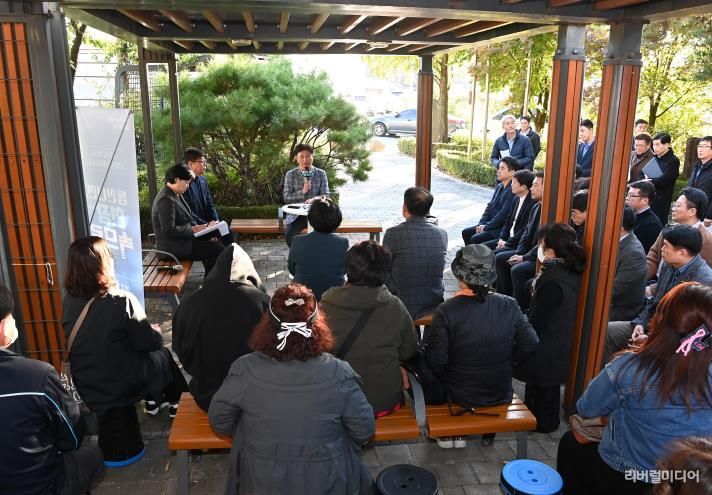 조용익 부천시장이 27일, 고라개공원에서 열린 ‘틈만나면, 현장속으로’ 에서 레미콘 공장 일대 환경오염 최소화를 위해 주민 및 업체 관계자와 의견을 나누고 있다